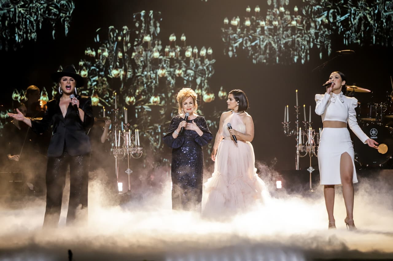 Nella, Paula Arenas, Vikky Carr y Olga Tañón cantaron juntas el éxito 'Cosas del amor'. Nella usó un conjunto blanco de Oriett Domenech, Paula llevó un vestido de gasa color palo de rosa, Vikki Carr y Olga Tañón usaron negro para engalanar el escenario mientras cantaban 'Cosas del amor'.