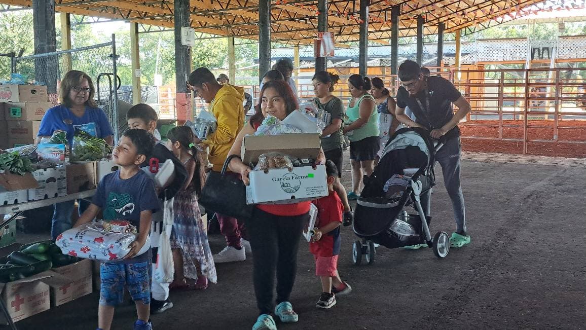 Brindan apoyo a la comunidad hispana en Dover tras paso del huracán Ian 