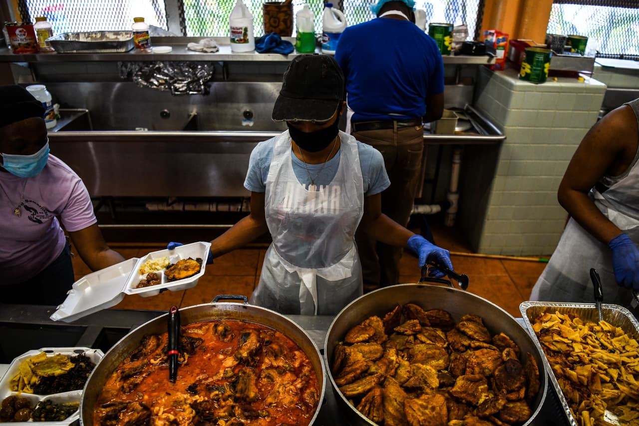Otra labor fundamental ha sido la de quienes se ofrecen como voluntarias o voluntarios para las distribuciones de alimentos gratis. Ellos también se arriesgan por ayudar a las personas que debido a la crisis, necesitan de estas ayudas.
