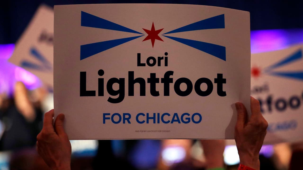 Votantes levantan una pancarta de la campaña de Lightfoot. El proceso para designar a una alcaldesa en 2019, tuvo muy poca participación. En la primera vuelta, poco más del 30% de los votantes emitieron boletas. En la segunda vuelta, poco menos de 500 mil personas participaron para escoger a su alcaldesa. Esto representa el 31.87% de participación.