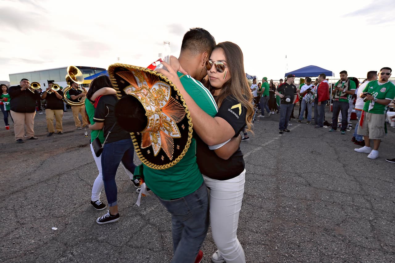 Los fanáticos mexicanos prendieron la fiesta en Las Vegas en medio del amistoso contra Islandia. Disfraces, colorido, amigos, familias, bellas mujeres y hasta música fueron parte del colorido de los presentes. Y donde hay baile, hay algo de romance.