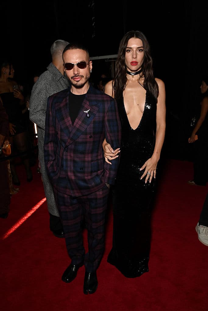 Las sospechas sobre la participación de J Balvin en la residencia de Bad Bunny no surgieron de la nada. El 12 de septiembre, 
<b><a href="https://www.tiktok.com/@valentinaferrer/video/7548507759906442551?lang=en" target="_blank">Valentina Ferrer, pareja del artista colombiano, realizó una publicación en TikTok, usando de fondo 'La Canción'</a>, </b> un clásico del disco 'Oasis'. Esa publicación, fue interpretada como que la invitación estaba en pie y el junte se produciría.