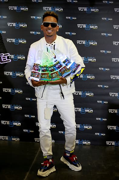 De lo que sí existe prueba irrefutable es de que se ha convertido en el rey de las diversas ceremonias de premiación en la industria de la música, donde se le reconoce su trabajo.