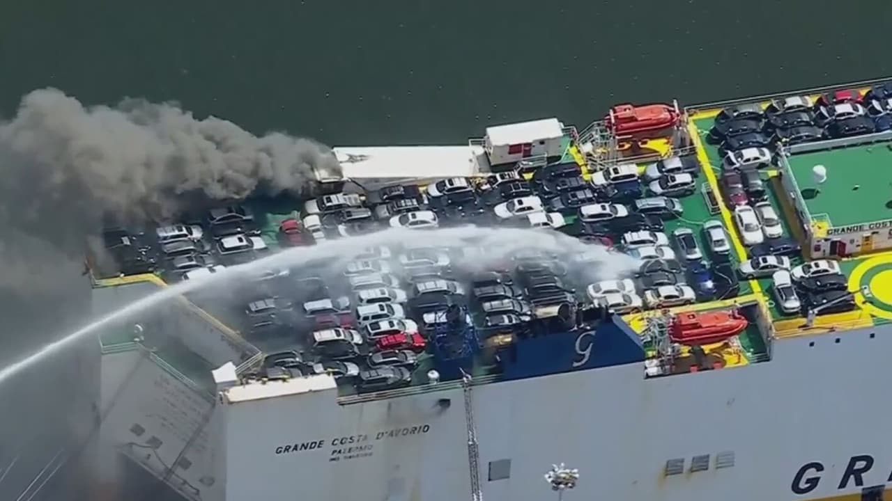 Con chorros de agua miembros del cuerpo de bomberos continúan tratando de contener el incendio que se desató en la noche del miércoles en un barco que cargaba vehículos. El jefe de bomberos aseguró que lo que ha dificultado esta misión es que no estaban preparados para atender un incendio en el que estuvieran involucrados tantos autos.