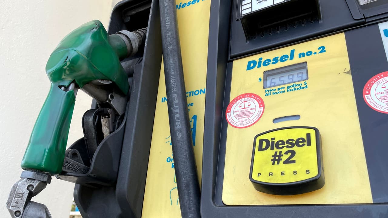 <b>Mira también: </b>Los analistas de JPMorgan están advirtiendo que el precio de la gasolina en Estados Unidos podría superar muy pronto los 6 dólares por galón. El experto en finanzas Carlos Guamán asegura que, si quieres ahorrar en combustible, hay varias aplicaciones que te indican dónde están las gasolineras más económicas de tu ciudad. 
<b><a target="_blank" href="https://vix.smart.link/nf1l32vsc?&site_id=univision&creative_id=evergreen&lpurl=https://vix.com/es-es/canales&cp_1=internal_referral&cp_2=ed_news&cp_3=0&cp_4=0">Puedes ver en ViX más noticias gratis</a></b>.