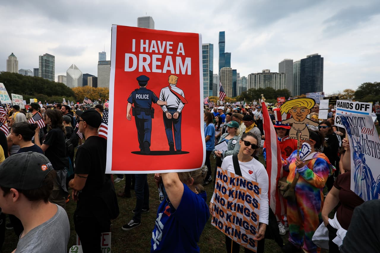 Aunque las protestas de “No Kings” se desarrollaron de manera pacífica y sin detenidos, en el oeste de Chicago, en el suburbio de 
<b>Broadview</b>, se realizó otra manifestación frente al 
<b>Centro de Procesamiento de ICE</b>. 
<br>
<br>La protesta, enfrente del centro de procesamiento, lleva semanas realizándose cada fin de semana en rechazo a las detenciones y dejó a varias personas arrestadas por la policía estatal de Illinois.
<br>