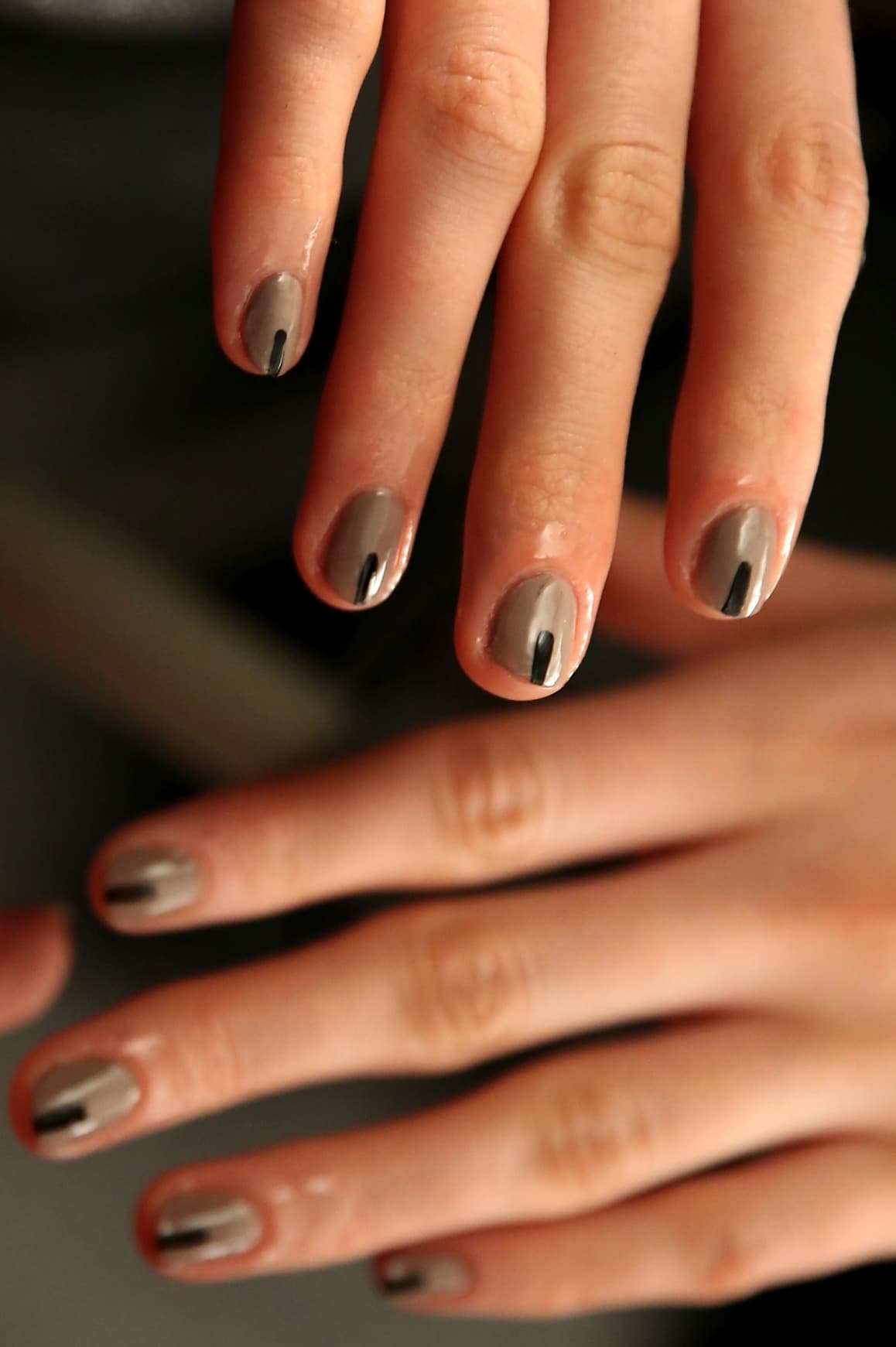 <b>5. Estructura lineal.</b> La invasión de líneas se da sobre las uñas cortas y redondeadas. Van en forma horizontal y vertical, puedes trazar una o varias. Aplica dos capas de un tono neutro, al secar traza las líneas con barniz negro o metálico. También puedes aplicar estampas para que sea más sencillo.
<br>