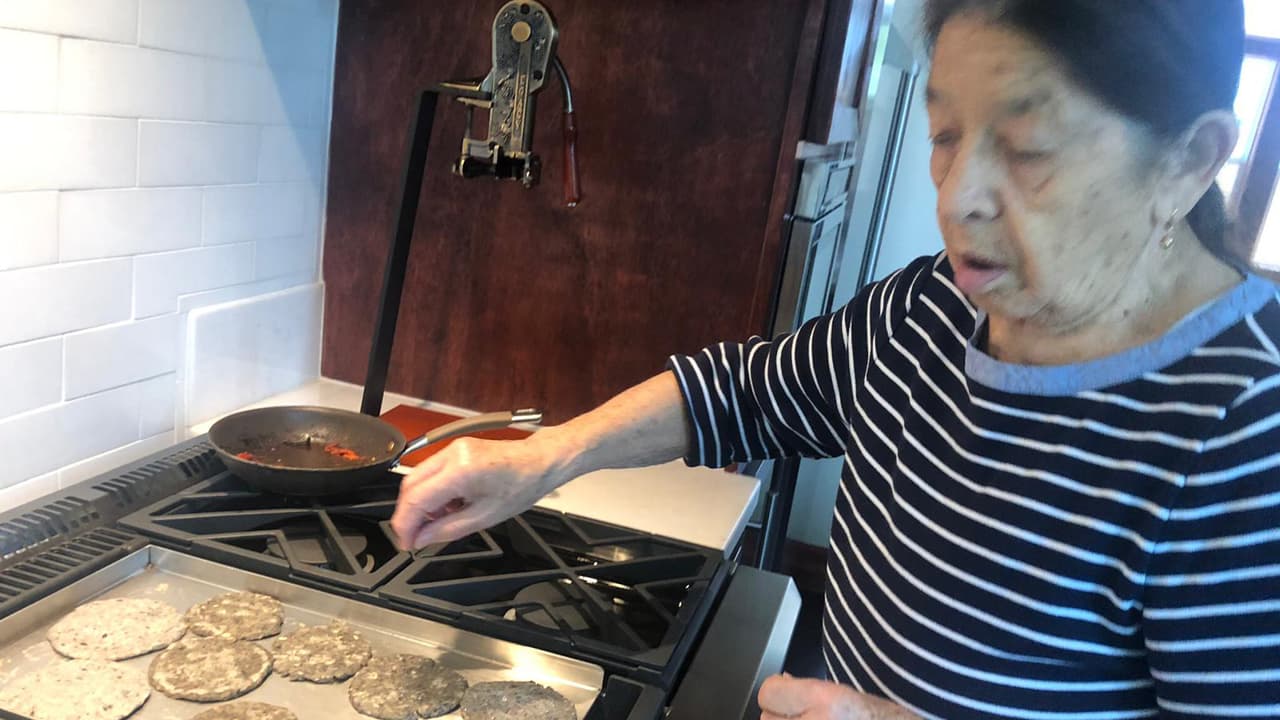 La mujer dijo que no tiene un platillo favorito, le gusta cocinar todo, aprendió de su madre a darle sazón a la comida y a no medir los ingredientes.