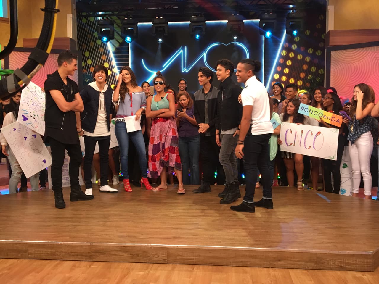 Los chicos de CNCO tuvieron un divertido encuentro con las ocurrencias de Mela.