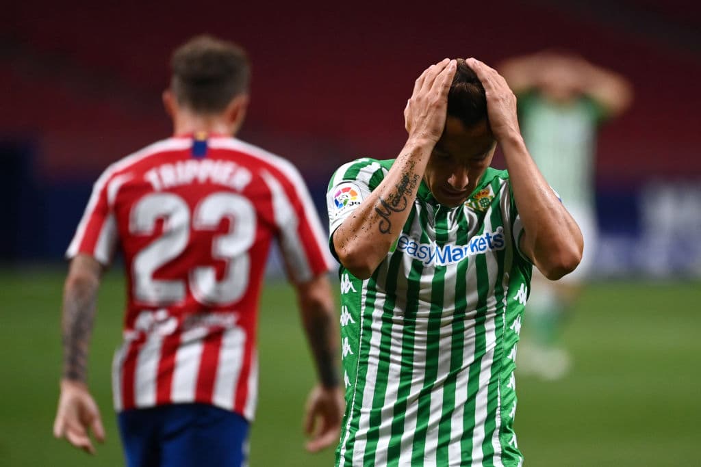 Andrés Guardado respondía por Betis al 30’, pero el balón salía ligeramente desviado de la portería.