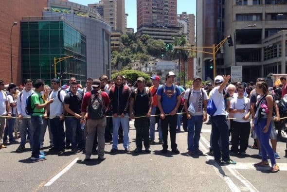 Los estudiantes fueron acompañados por dirigentes políticos de la oposición y manifestantes que pretendían marchar hasta la sede del Servicio Bolivariano de Inteligencia Nacional (Sebin).(Crédito: Elyangelica Gonzalez)