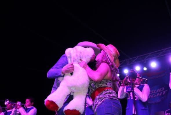 El Dasa revolucionó Phoenix con su voz y carisma, enloqueciendo a miles de fans que los esperaban ansiosas. El chulo causó furor con sus movimientos sexy y desafió seguridad para acercarse y bailar con sus consentidas.