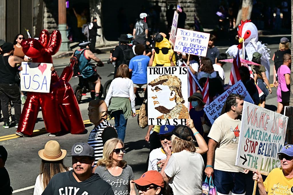 Las manifestaciones coincidieron con el cierre de un tramo de 27 kilómetros de la carretera Interestatal 5 durante varias horas el sábado. El cierre se debió a ejercicios de fuego real con artillería del Cuerpo de Marines en Camp Pendleton. El gobernador Newsom calificó la situación de "caos y confusión".