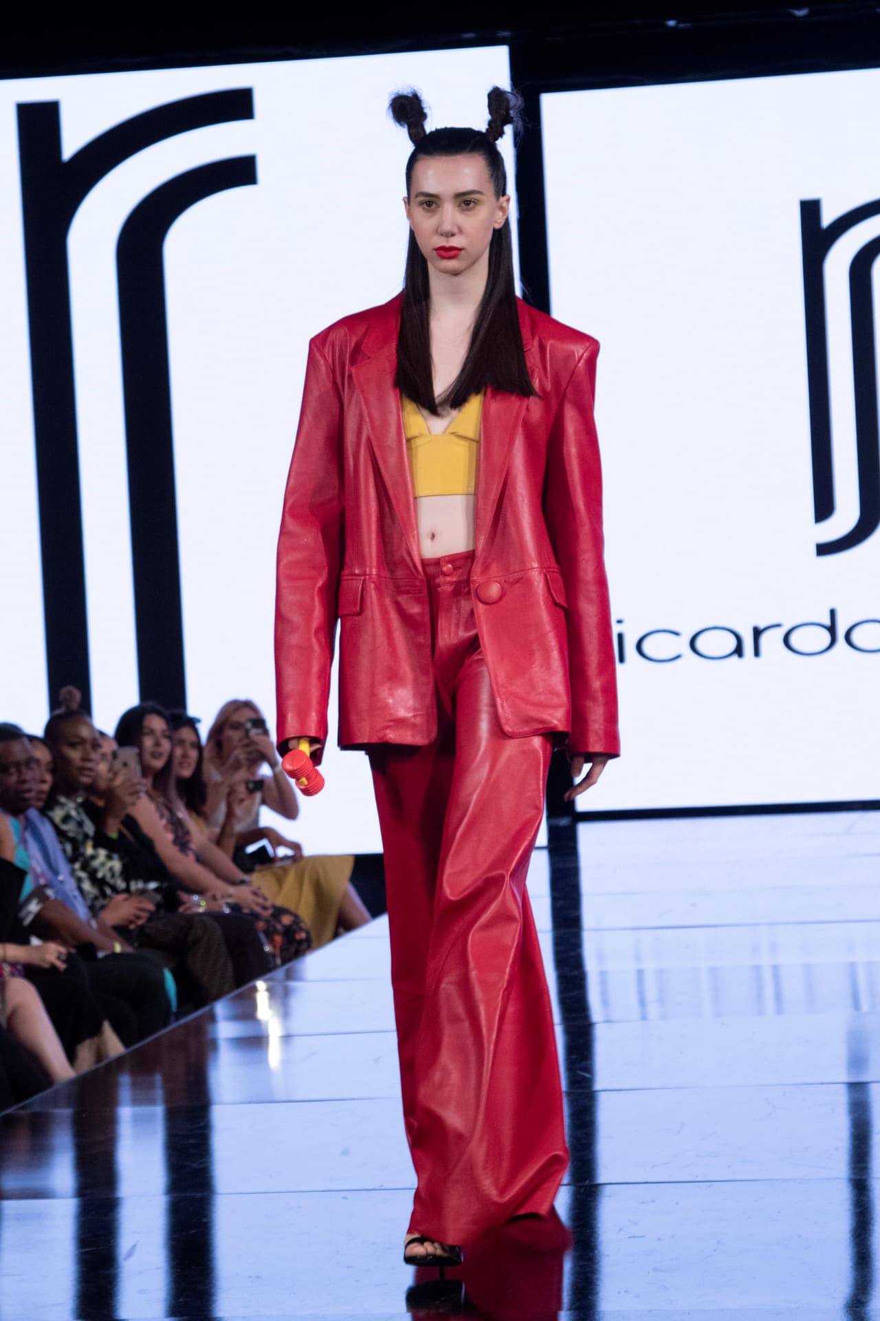 La colección 'Astucia' cuenta con piezas elegantes, en los colores representativos del héroe mexicano: rojo, negro y un toque de amarillo.