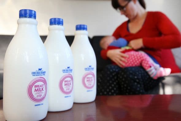 Las autoridades tratan de mediar en el conflicto por el control del alimento, entre los bancos sin ánimo de lucro y las entidades que buscan ganancias y la suministran a unidades neonatales.