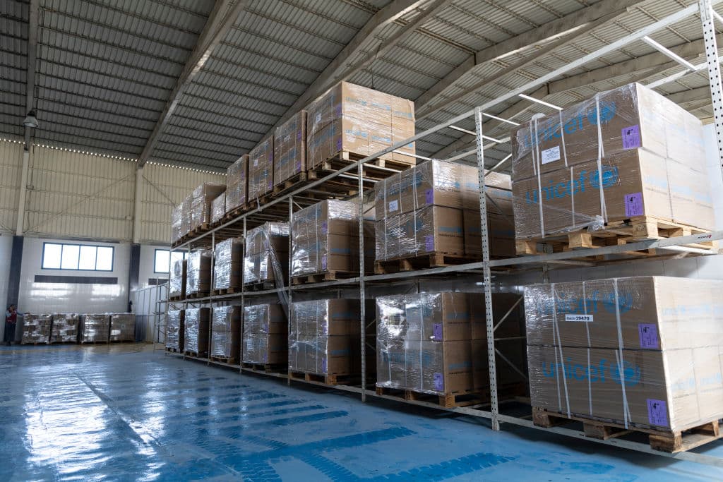 Cajas con alimentos, medicinas y otros bienes de primera necesidad esperan en un almacén de la Media Luna Roja en Egipto para ser trasladadas a Gaza.