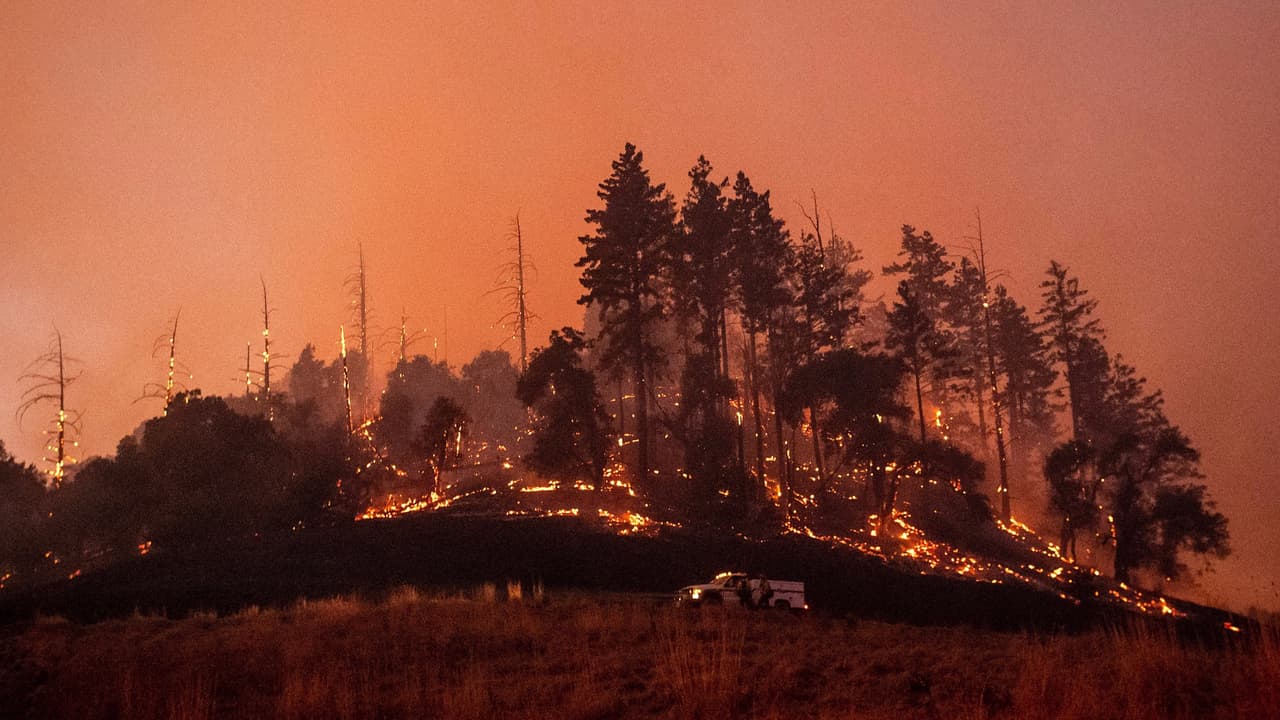 Cierre de carreteras y 180,000 evacuados: crece la emergencia por los incendios en el norte de California