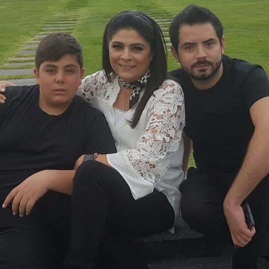 No hay duda que
<b><a href="http://www.univision.com/temas/victoria-ruffo">Victoria</a></b> haría lo que fuera por sus hijos, son el motor de su vida. ¿Crees que se parecen a ella?