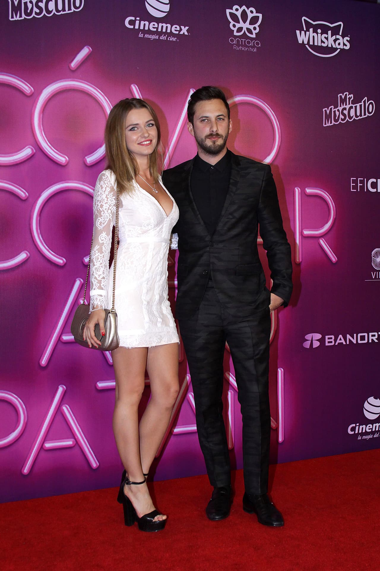 Y Zurita está saliendo con una mujer estadounidense, quien lo ha acompañado a algunos eventos públicos y de la que no ha querido dar detalles.