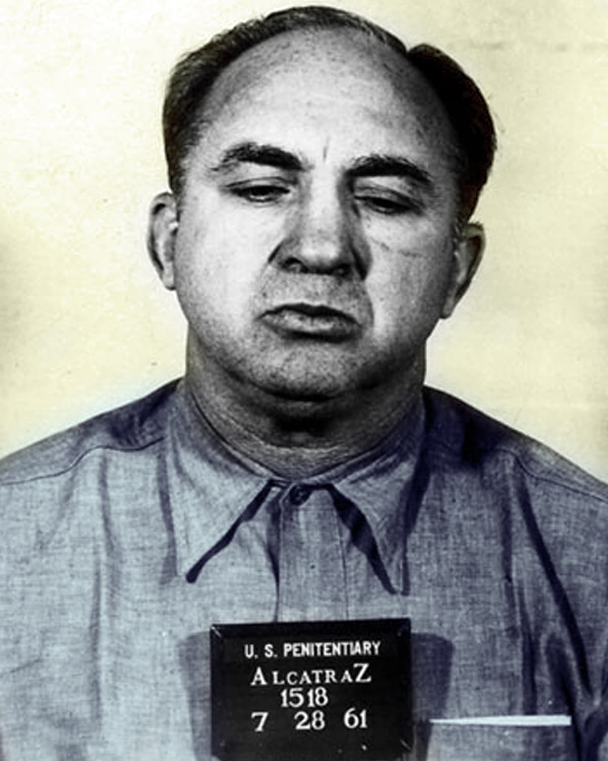 <b>Mickey Cohen.</b> Aunque nació en Brooklyn, Nueva York, en 1913, hizo su vida criminal principalmente en Los Ángeles luego de trabajar con otros mafiosos que controlaban el tráfico de licores y el juego ilegal alrededor del país. Hijo de madre ucraniana, fue arrestado por evasión de impuestos en 1951 y murió en 1976.
<br>