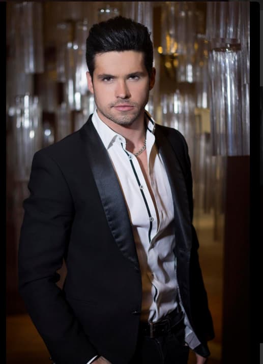 Guapo, chistoso, tierno, noble y muy trabajador.