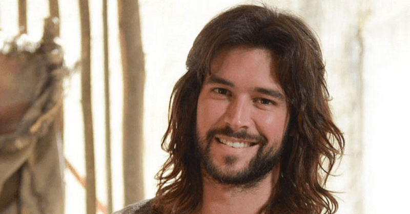 No está de acuerdo con la actitud de sus hermanos Nadab y Abiú. Era el único casado y con hijos.