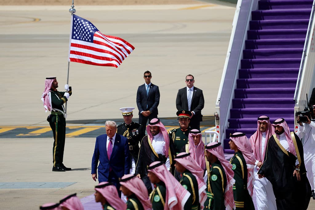 El príncipe heredero saudita, Mohammed bin Salman recibió al presidente Donald Trump al bajar las escalerillas del Air Force One en Riad este martes.