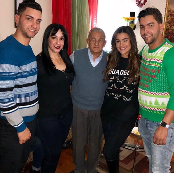 Aquí vemos a la ganadora de Nuestra Belleza Latina con sus padres y sus hermanos mellizos en la Navidad del año pasado.