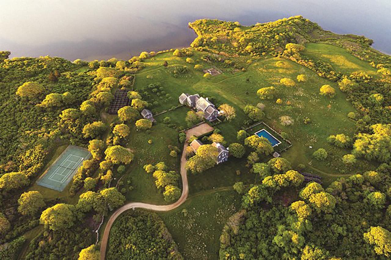 <b>El viñedo Jacqueline Kennedy Onassis. </b>Conocida como Red Gate Farm, 
<a href="https://www.christiesrealestate.com/sales/detail/170-l-239-1906111036074454/red-gate-farm-the-jacqueline-kennedy-onassis-marthas-vineyard-estate-aquinnah-ma-02535"><u>esta espectacular propiedad de 65 millones de dólares</u></a> ocupa media milla cuadrada en en Aquinnah, Massachusetts. Es una antigua granja de ovejas que desde 1981 años ha sido atesorada y preservada como la casa de verano y refugio para la viuda de JFK y Aristóteles Onassis, y para sus hijos y nietos. Tiene cinco cuartos, cinco baños, casa de huéspedes, biblioteca, piscina y caminos para ciclismo.
<br>