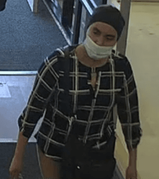 Ambas mujeres preguntaron a la víctima si hablaba español, a lo que esta persona respondió que sí. Entonces le pidieron información para llegar a una iglesia que ayuda inmigrantes en el área. (Sospechosa uno).