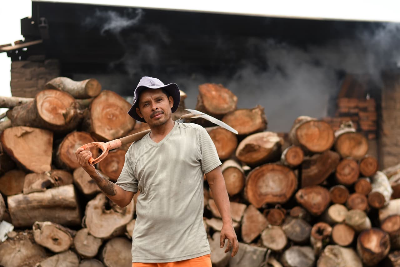 <b>Ladrillero, El Salvador.</b> José David Farrier, de 44 años, trabaja en una fábrica de ladrillos en Armenia, a unas 24 millas al oeste de San Salvador. Ha sido ladrillero durante 20 años con lo que gana cerca de 50 dólares por semana.