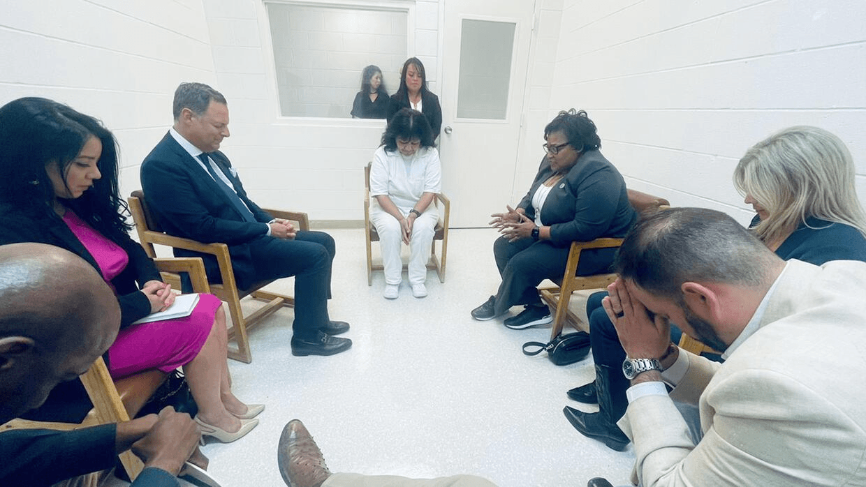 Dentro de la vivienda estaba una mujer que presenció los hechos. Los hombres ataron al joven con un cordón y lo golpearon con un bate de béisbol y con los puños. Después de patearlo en las costillas, el hombre mayor le dijo al joven que fuera por el arma. 
<br>