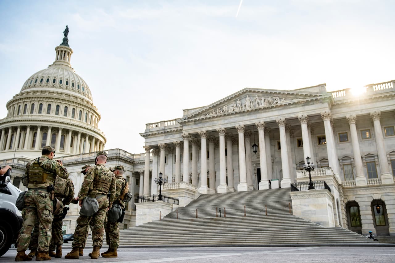 Además de las medidas de seguridad por posibles amenazas, la pandemia ha obligado a disminuir el número de asistentes al evento. La cantidad de personas autorizadas a ingresar durante el discurso de Biden se redujo de 1,600 a solo 200.