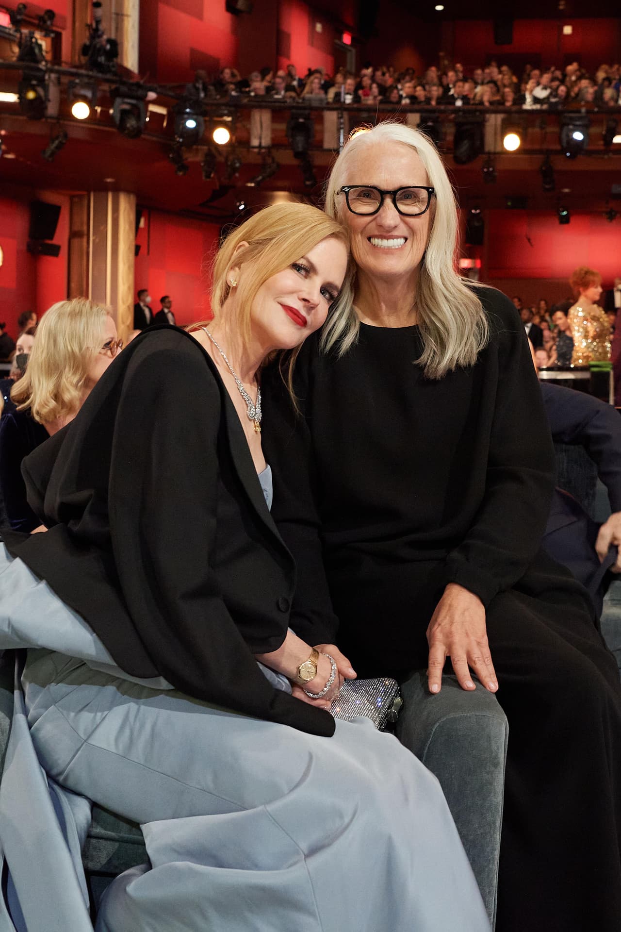 Nicole Kidman se dejó ver muy cariñosa con Jane Campion, la ganadora a Mejor Dirección por la película 'The power of the dog'. 
<br>