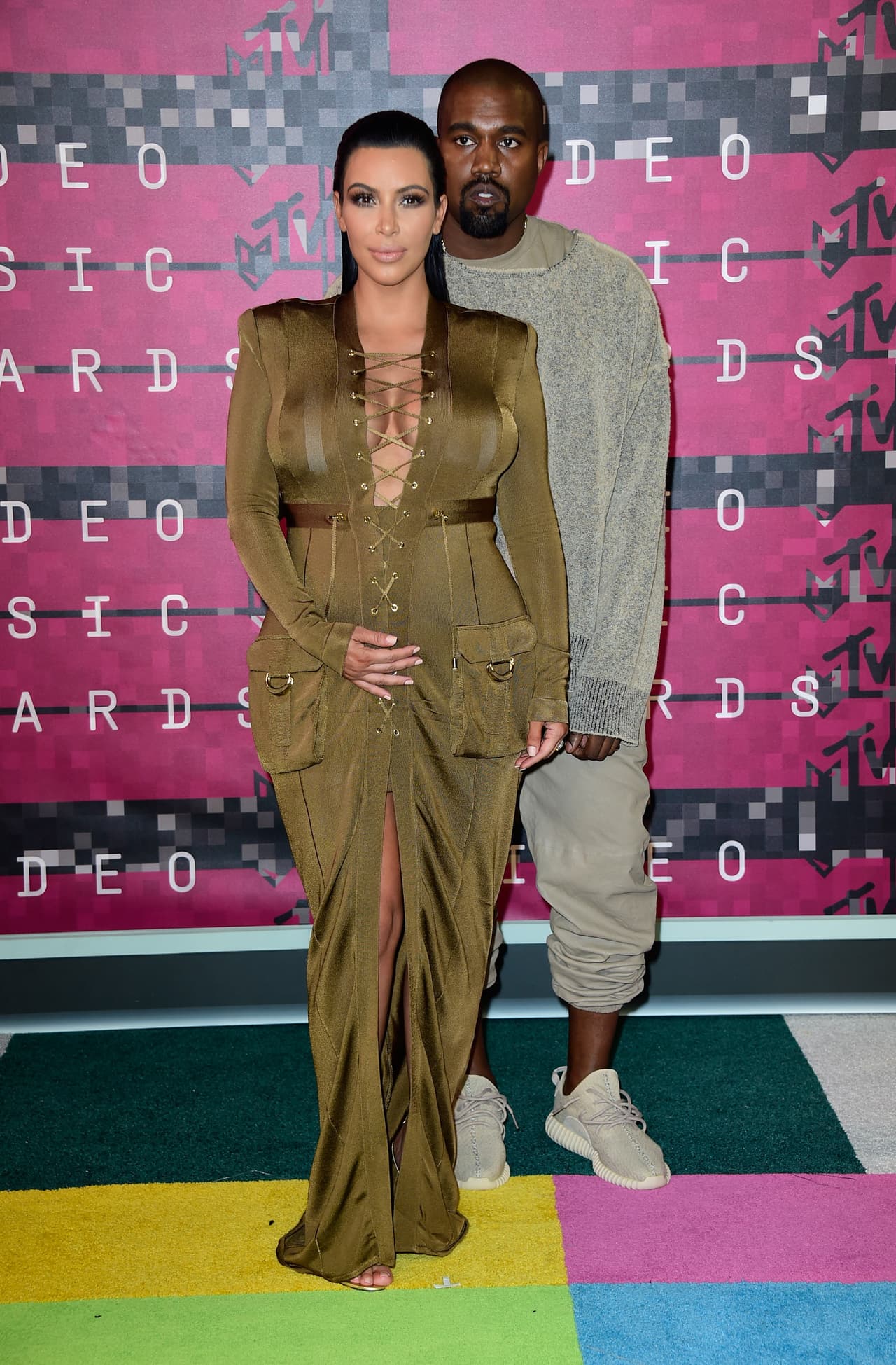 Kim se prepararía, muy a su estilo, para su papel de Primera Dama. Llamaría a los mejores estilistas y fashionistas del mundo para que le dieran una imagen más "sofisticada".