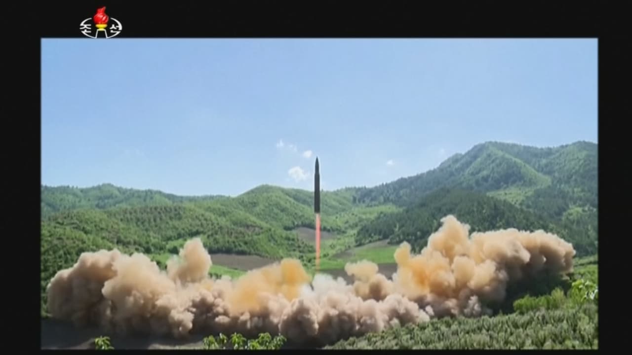 <b>En video:</b> El régimen de Pyongyang difundió estas imágenes del lanzamiento de un misil intercontinental en 2017, que pusieron en alerta a EEUU y representaron un hito en su campaña por desarrollar misiles nucleares de largo alcance.
