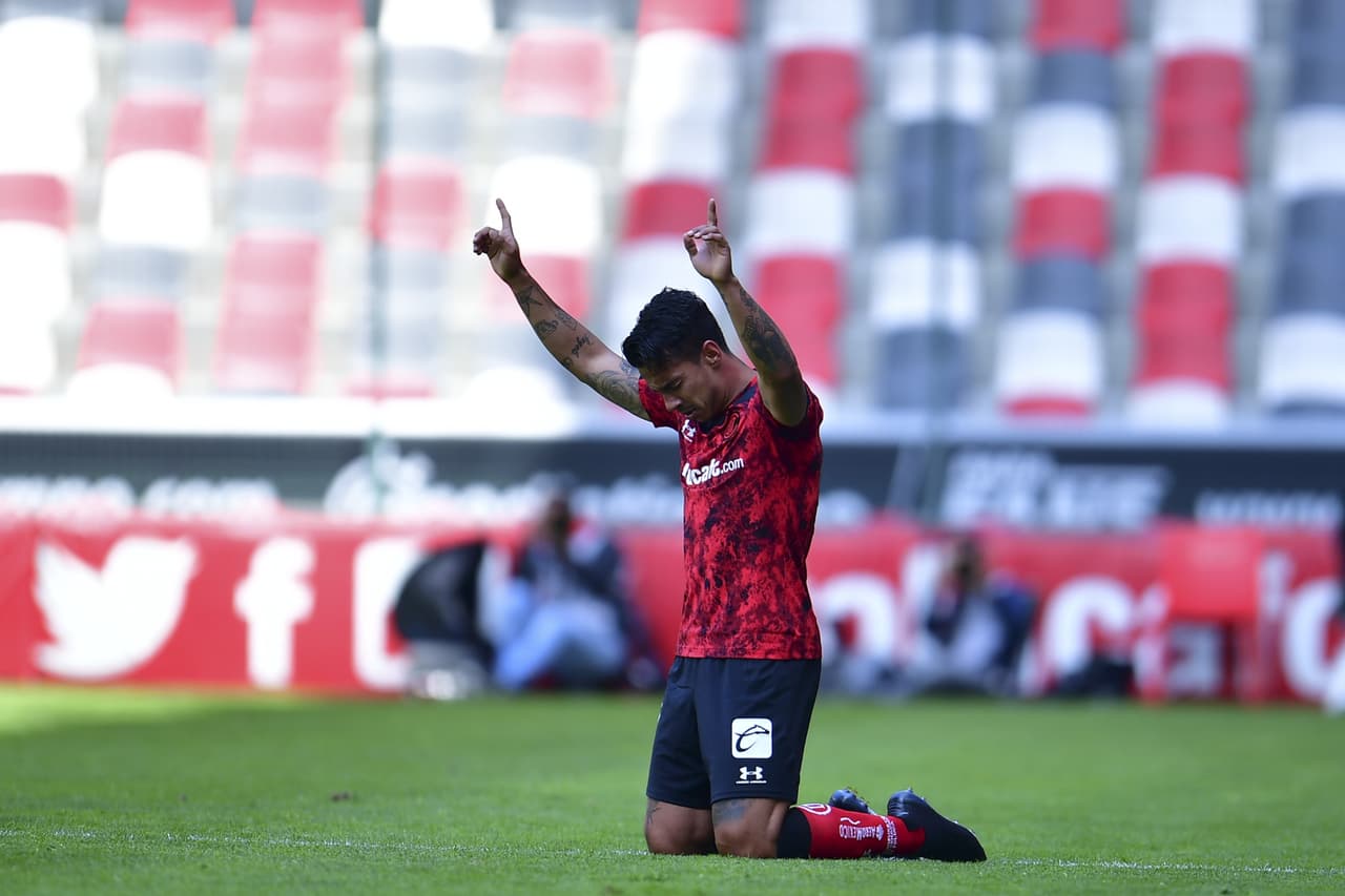 Partidazo entre el Puebla y Toluca, donde se va en empate el partido 4-4. Los goles a cargo de los 'diablos rojos' fueron por parte de Michel Estrada, quien anoto doblete, Alexis Canelo y Diego Rigonato Rodríguez, mientras que para la franja anotaron Santiago Ormeño, Juan Segobia, Daniel Aguilar y Daniel Álvarez López, durante la Jornada 12 de la Liga MX.