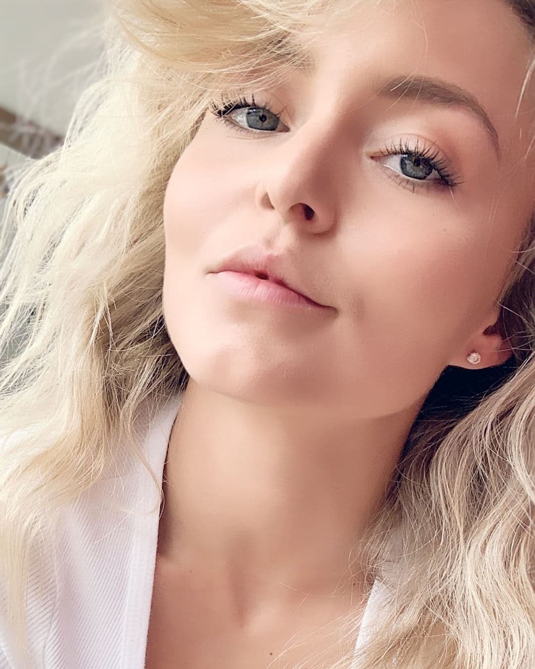 “Mi vida, ¡vuelta, vuelta! Oigan tranquil@s todos, vienen unas más de cerca”, comentó la actriz de Amar a Muerte.