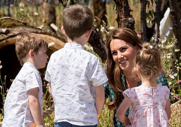 Ahí, Middleton contó a los jóvenes que la princesa Charlotte la ayudó a encontrar los conos de pino que habían estado escondidos alrededor del jardín, como parte de la búsqueda del tesoro.