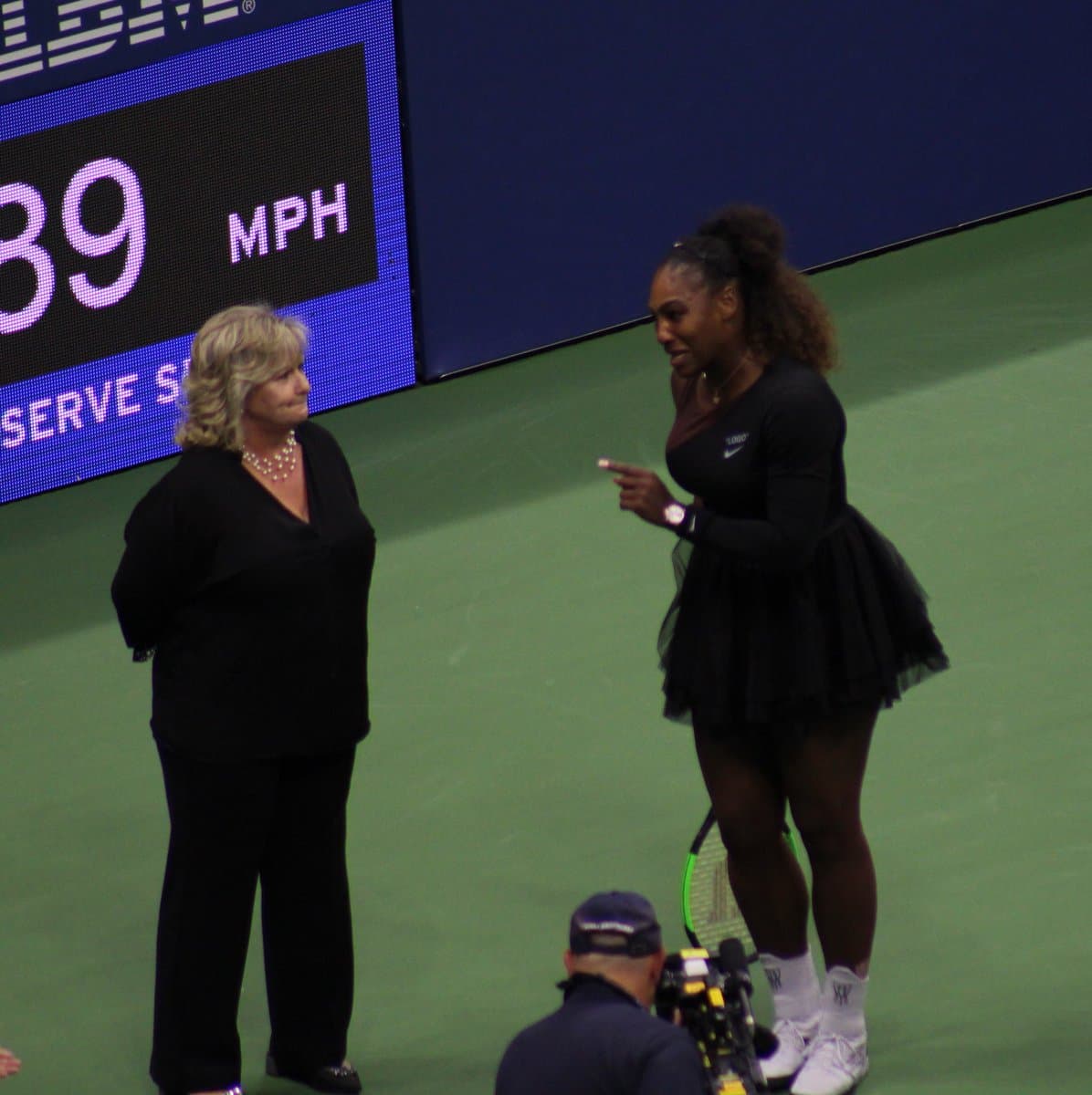 Los reclamos de Serena Williams continuaron luego de ser sancionada por abuso de lenguaje al juez de silla.