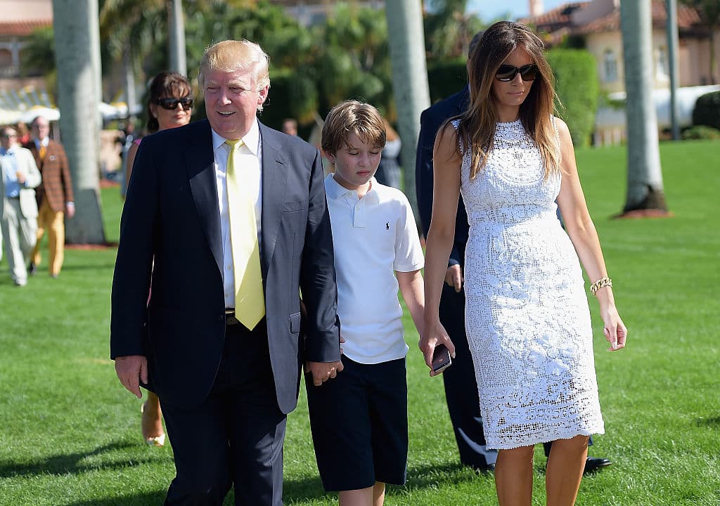 Donald, Barron y Melania Trump el 4 de enero de 2015 en un evento en Mar-a-Largo Club en Palm Beach, Florida. Tras su salida de la Casa Blanca en 2021, los Trump se mudaron a ese mismo club.