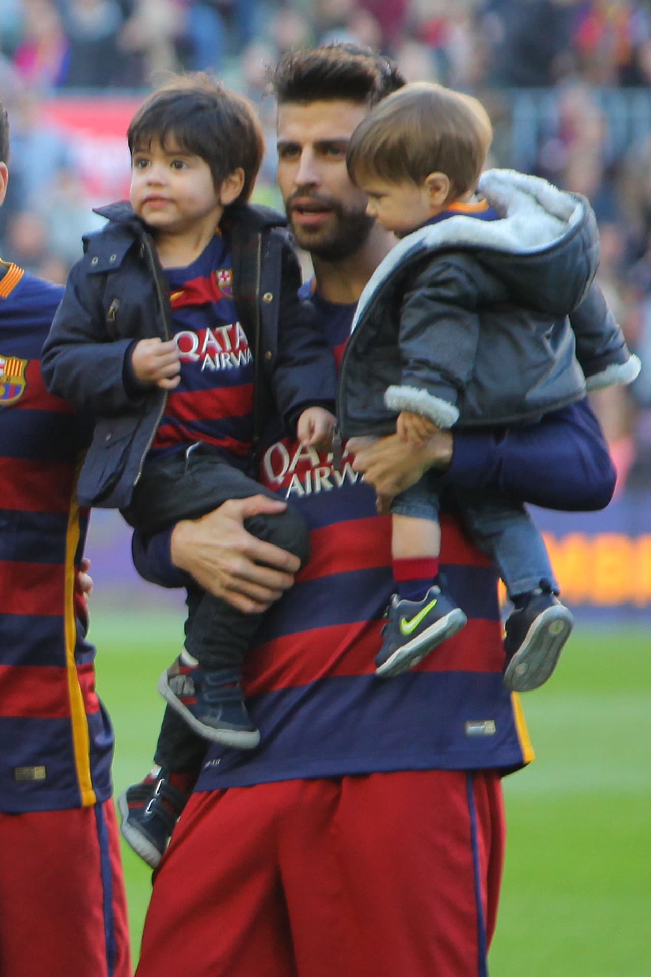 Cuando Shaki está trabajando en la música, Gerard es el que toma el cuidado de sus dos pequeños.