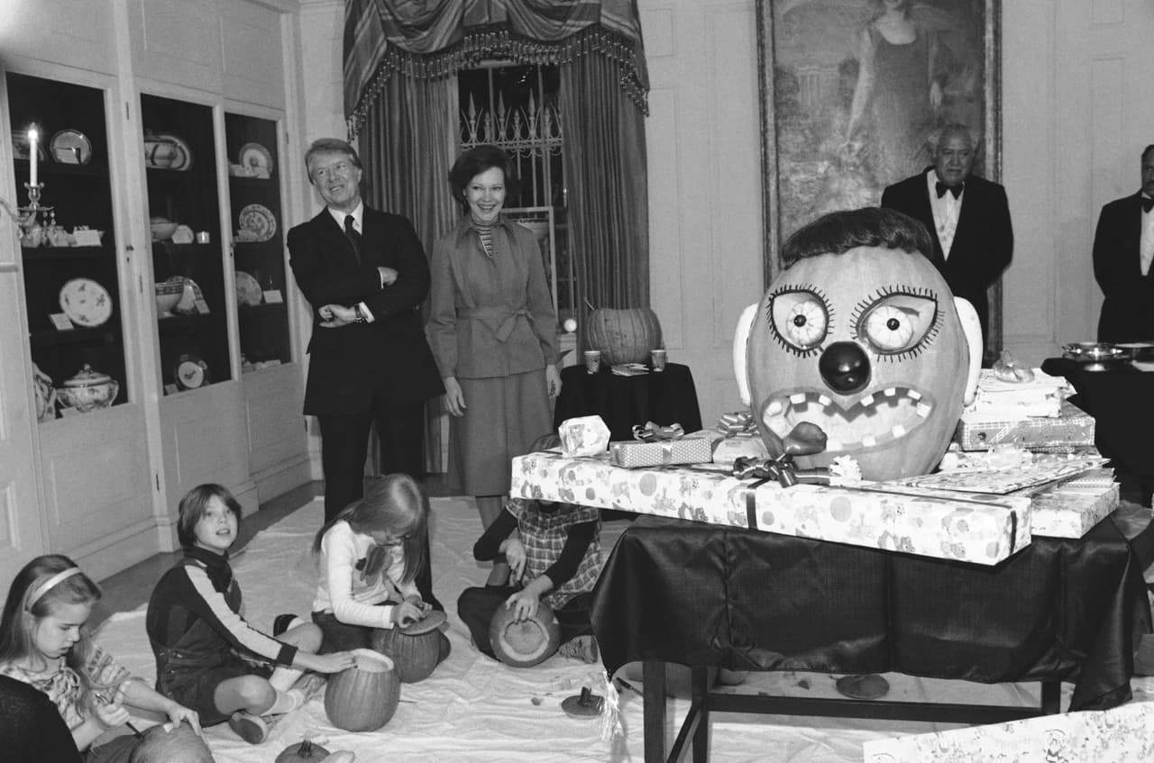 El cumpleaños de Amy Carter, hija del presidente Jimmy Carter, coincide con la fiesta de Halloween. En 1977 la pequeña talló las tradicionales calabazas que se usaron en la celebración junto a sus amigos.
<br>