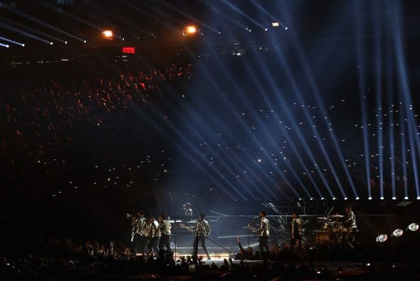 De inmediato el ritmo pop se aceleró con Treasure, canción con la característica influencia soul del artista.