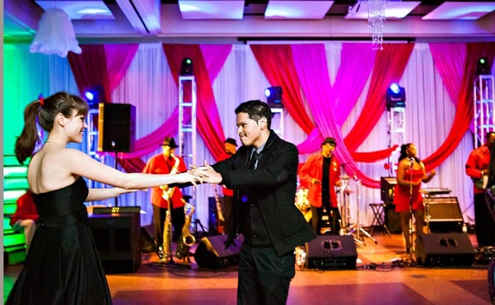 <b>Valentines in the Garden</b>
<br>
<b>Fecha</b>: 14 de febrero
<br>
<b>Lugar</b>: Atlanta Botanical Garden, Inc. 1345 Piedmont Avenue, N.E. Atlanta, GA
<br>
<b>Sitio web</b>: 
<a href="https://atlantabg.org/calendar/valentines-in-the-garden-2/">https://atlantabg.org/calendar/valentines-in-the-garden-2/</a> 
<br>
<br>Pase una velada romántica con su pareja de San Valentín bajo las estrellas en el Jardín Botánico, donde los sonidos de jazz de Frank Sinatra le darán una serenata durante una velada de baile y cena. Pasee por el Jardín en una hermosa noche de invierno y caliéntese en su interior, donde encontrará sonidos estelares, sabores exquisitos y entretenimiento animado.