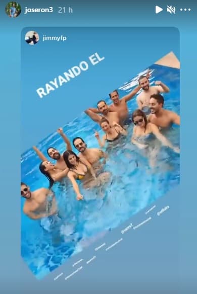 De la misma manera, en una foto grupal, Ron sostiene la espalda de la también modelo y actriz argentina.