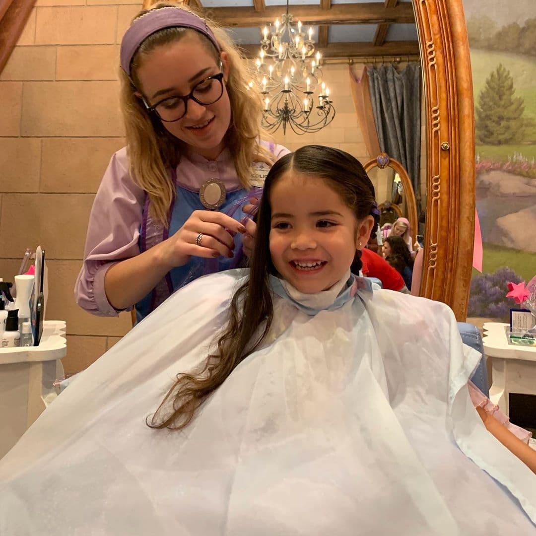 Peinado, maquillaje brillante, manicura y joyas también fueron parte de la transformación, la experiencia fue totalmente como lo haría el hada madrina de los cuentos.