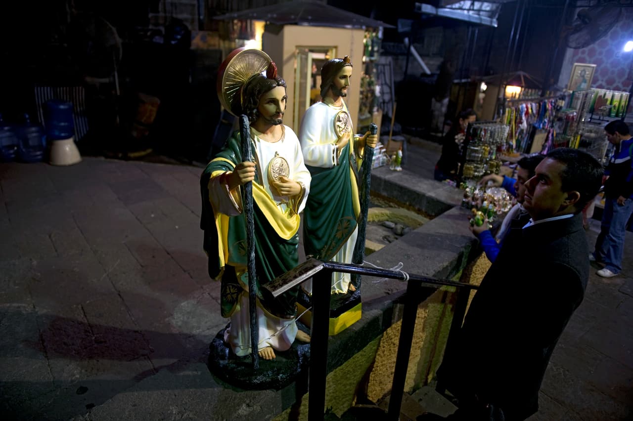 Supuestamente, si la figura de San Judas tiene el garrote del lado izquierdo entonces es el patrono de los narcotraficantes, de los secuestradores y otros criminales, pero si lo tiene del lado derecho, es el correcto y "auténtico", digno de la gente buena.