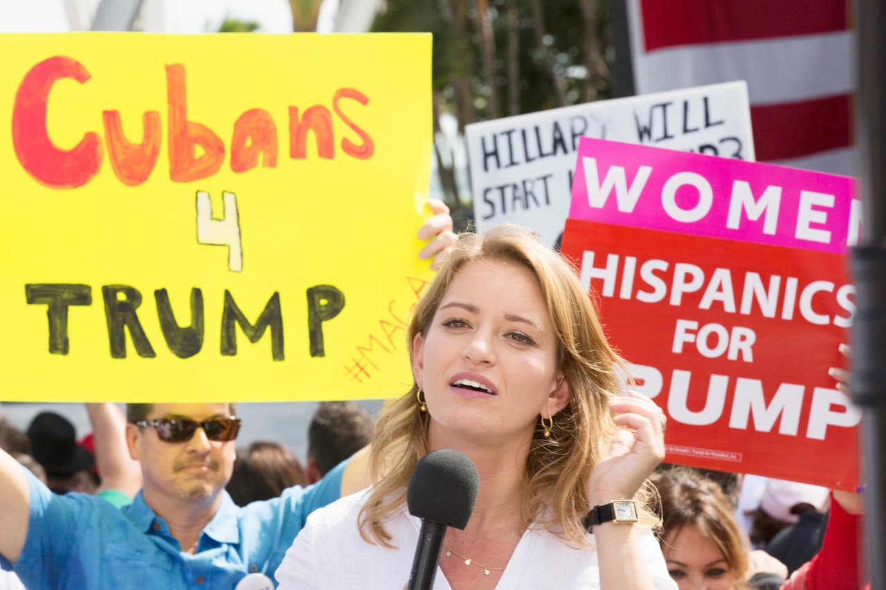 Quién es Katy Tur, la periodista vilipendiada por Trump en medio de sus discursos