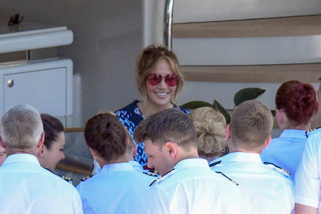 'La Diva del Bronx' fue fotografiada el domingo 1 de agosto 
<b><a href="https://www.univision.com/famosos/jlo-ben-affleck-despide-tripulacion-yate-fotos" target="_blank">despidiéndose sola de la tripulación</a> </b>del yate en el que vivió un romántico viaje junto con el actor. 
<br>